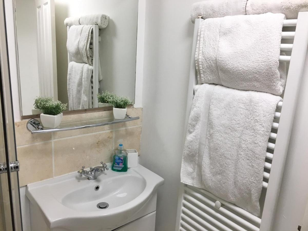 Spacious Ground Floor Studio Flat - Easy Access To Stansted Airport, London And Cambridge Bishop's Stortford Exterior foto