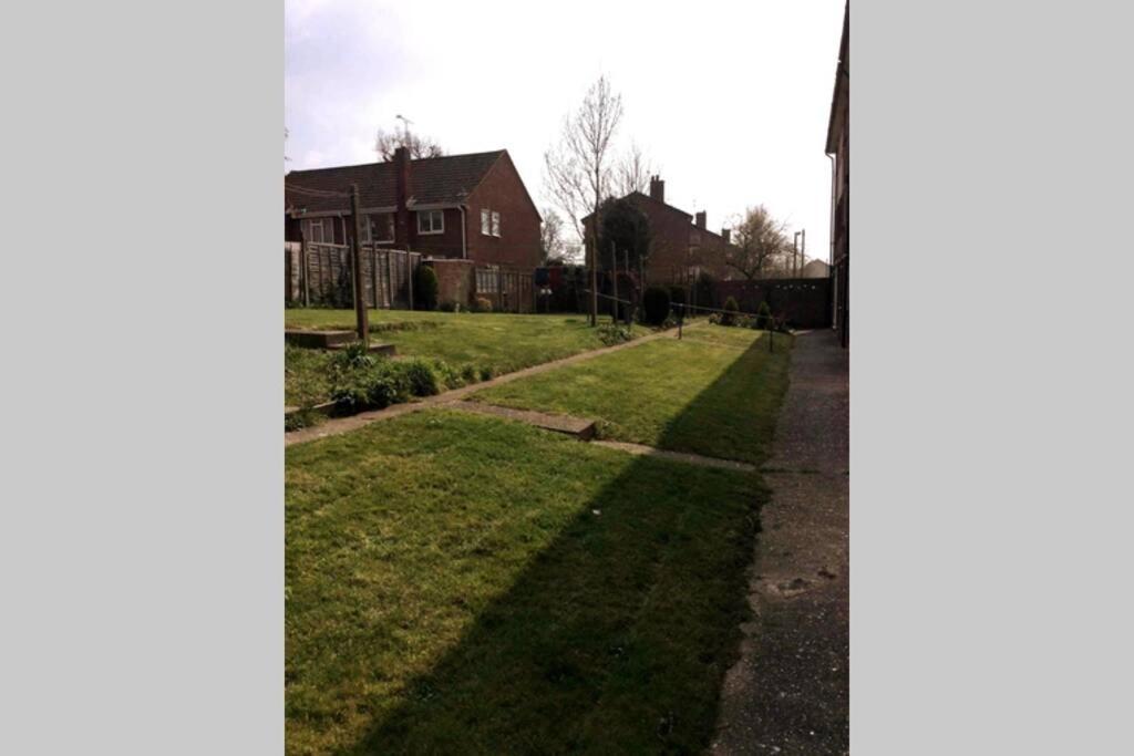 Spacious Ground Floor Studio Flat - Easy Access To Stansted Airport, London And Cambridge Bishop's Stortford Exterior foto
