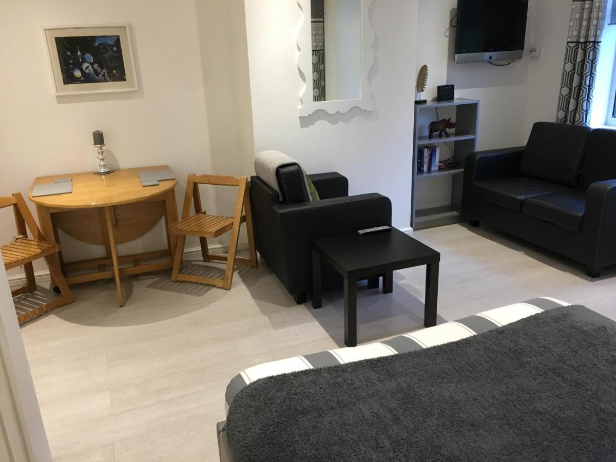 Spacious Ground Floor Studio Flat - Easy Access To Stansted Airport, London And Cambridge Bishop's Stortford Exterior foto