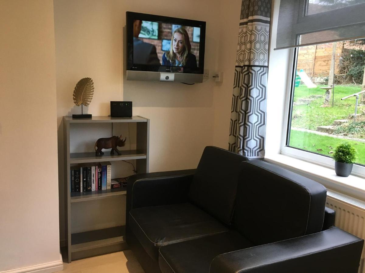 Spacious Ground Floor Studio Flat - Easy Access To Stansted Airport, London And Cambridge Bishop's Stortford Exterior foto