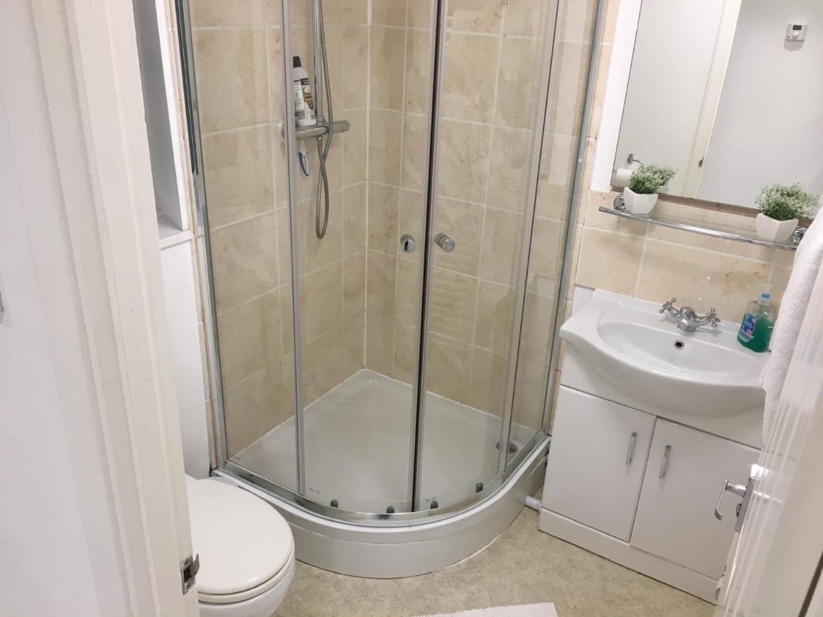 Spacious Ground Floor Studio Flat - Easy Access To Stansted Airport, London And Cambridge Bishop's Stortford Exterior foto