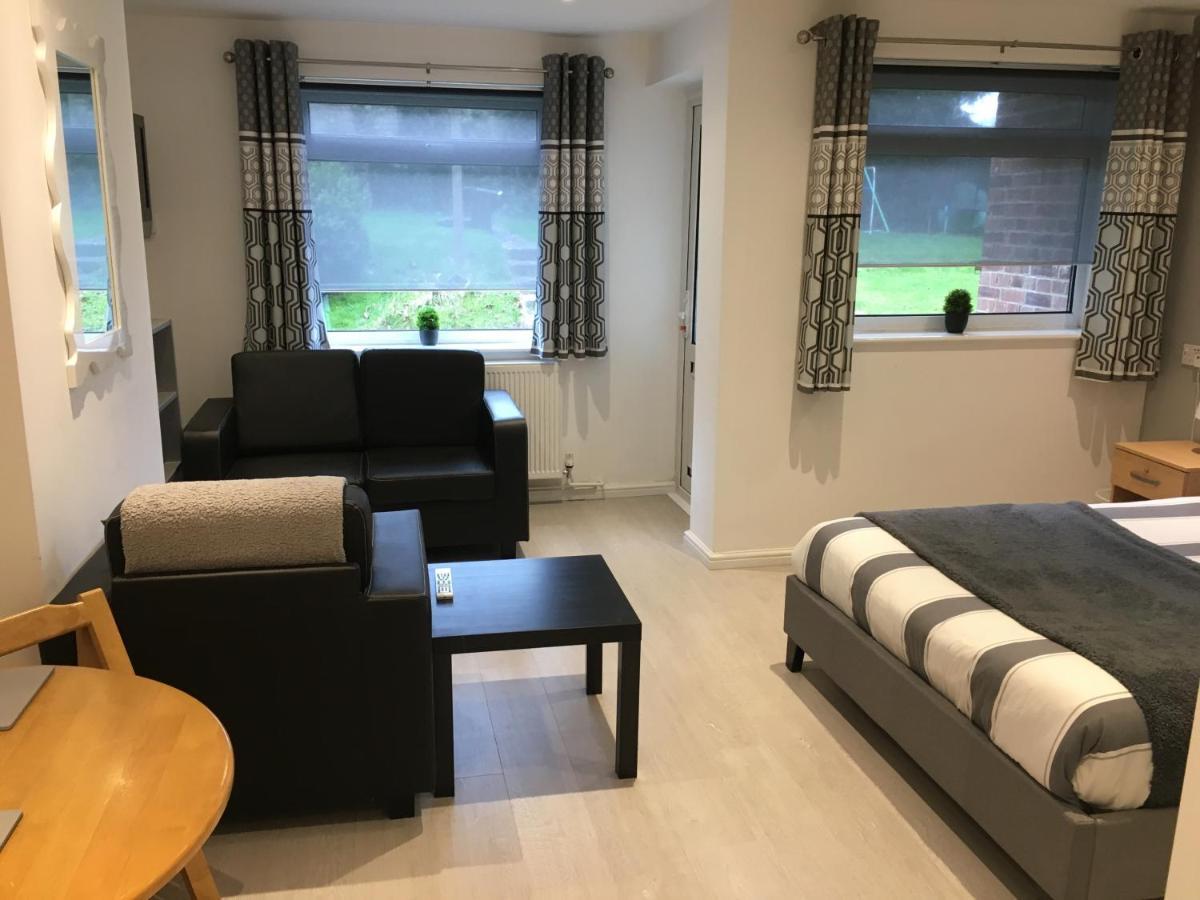 Spacious Ground Floor Studio Flat - Easy Access To Stansted Airport, London And Cambridge Bishop's Stortford Exterior foto